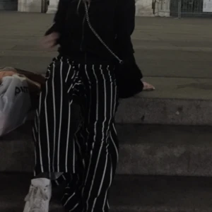 Randiga kostymbyxor - Kostymbyxor i jätteskönt material, stretchiga och bekväma med fickor! Långa i benen och passar S eller M 😊