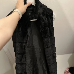 En slags pälsväst med skinnbälte - Säljer denna väst för 100, passar XS och S och M troligtvis. Använt väääldigt få gånger därav priset. 