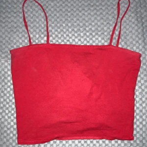 3x linnen  - Vill bli av med dessa tre linnen som inte kommer till användning. Det rosa linnet är aldrig använt men prislappen är borta.  Det röda linnet är i storlek M Det rosa är i storlek L/M Det gröna linnet är i S/M Alla tre linnen säljs för 40kr