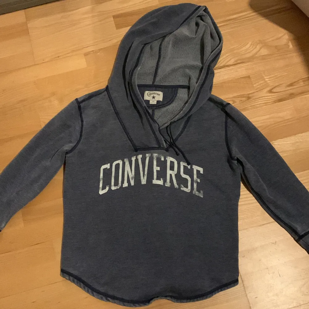 En hoodie från märket Converse i storlek S! Den är lite croppad och sitter rätt figurnära. Säljer då den ej är min stil längre :). Hoodies.
