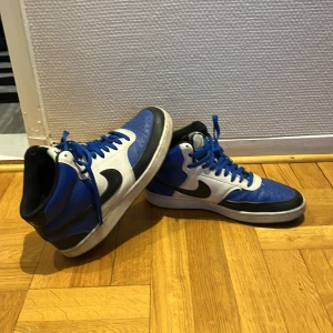 Nike skor  - Jag säljer mina skor eftersom att jag har köpt nya. De är använda men de är ändå på ett bra skick, sköna att använda inget fel på dom, Priset kan diskuteras.