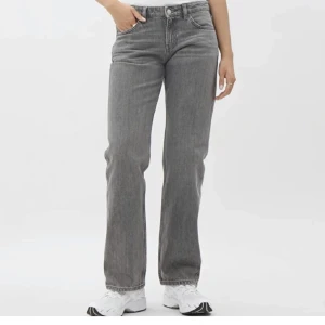 WEEKDAY jeans, arrow 👖 - De populära lågmidjade jeansen från WEEKDAY. Grå färg i modellen arrow, storlek 27/32. Använda ett fåtal gånger. Skriv för fler bilder 