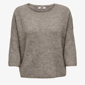 Trekvarts tröja  - Säljer denna Trekvarts tröja från JDY. Den kommer tyvärr inte till användning längre