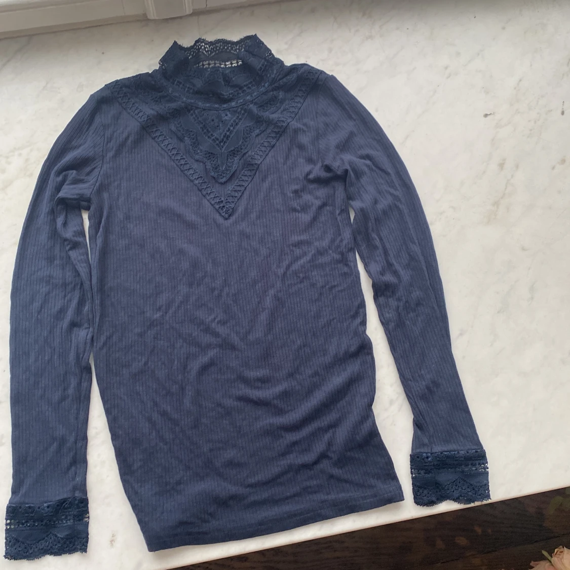 Tun mörkblå tröja med detaljer