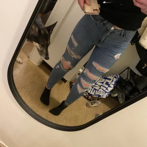 Snygga håliga jeans - Högmidjade Storlek 38 men stretchiga Skriv gärna prisförslag till mig