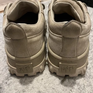 Eytys skor - Jätte fint skick på ett par Eytys skor. Inköpt för ca 1 år för 2,900kr, använd endast 1 gg. Säljer pga att de ej används 