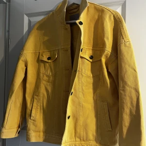 Oversized jeansjacka - Gul jeansjacka från Vero Moda, storlek s ✨ Använd 1-2 ggr, så i väldigt bra skick ☺️