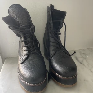 Kängor i superfint skinn Reschia - Kängor i fint skick från exklusiva Reschia. Mjukt skinn o supersköna. nypris 2900 kr.  Stl 36 