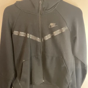 Tracksuit  - Säljer mitt nike tech fleece set då jag växt ur de. De är rätt så nytt skick då de tyvärr inte han komma till så mycket användning. Inköpt på nike.com, de är stl xs i byxa och tröja nypris var 2 498kr.