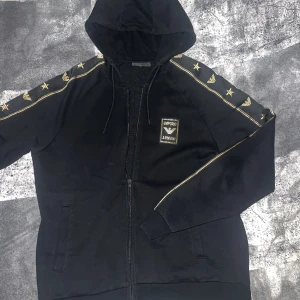 Emporio armani  - Säljer min knappt använda emporio armani köpt för 3000 limiterad