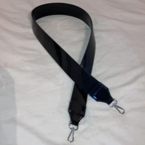 Axelrem band - Svart snyggt axelremsband från Carin Wester, 1 m långt