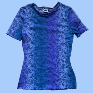 Mesh t-shirt  - Meshtshirt med lettuce hem. Vintage från märket Joy. Se sista bilden för hur färgerna ser ut! Det är storlek s men bör kunna passa xs och mindre medium.