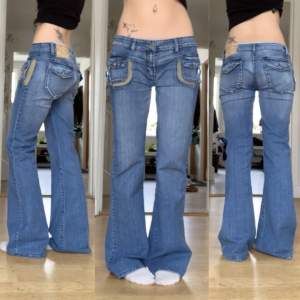 Jättefina lågmidjade jeans med fickor och najs detaljer både fram och bak! Bootcut/flare fit, nya med lappar!  MÅTT: midja 82 cm (stretchiga), innerben 85 cm, jag är 177! Se min profil för liknande plagg❣️