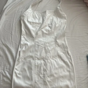 Skinn klänning - En fin klänning i fejkskinn. Priset är exklusive frakt. 