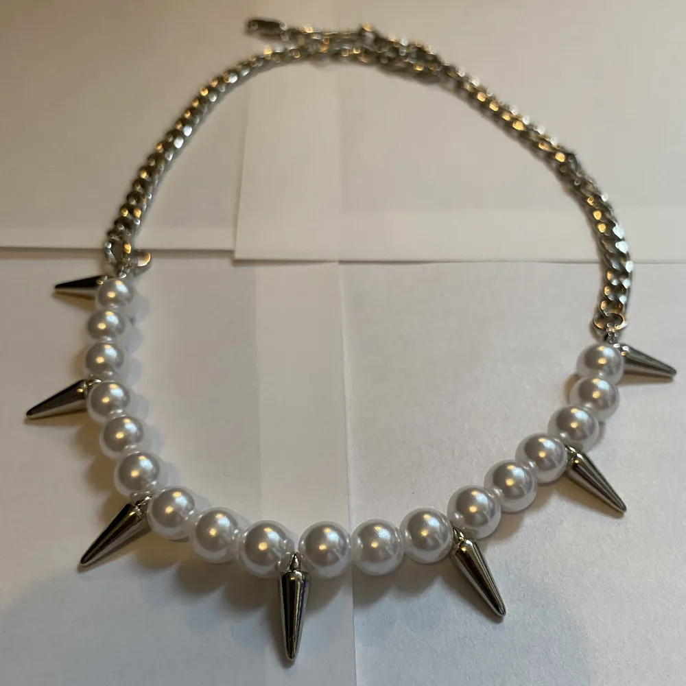 Säljer detta halsband för jag aldrig använt det. Det är inye äkta pärlor. . Accessoarer.