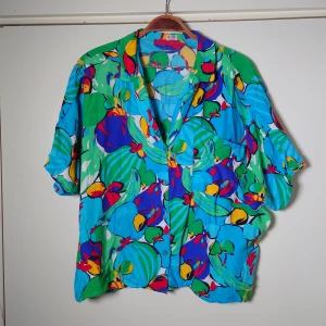 Vintageblus - Härlig och färgglad vintageblus. Ingen storleksmärkning men passar bra på M🌱