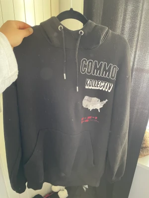 svart hoodie - svart hoodie från common kollectiv i strl S. aldrig använd. köpt på Zalando