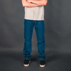 Levis 501 - 501 i storlek 34/36, vintage så storleken är mycket mindre. Jag är 177 och kan ha dom bra med ett skärp på bilden.