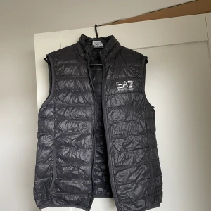 Ea7 väst - Ea7 väst storlek S använd en sommar Bra skick  Nypris 1200