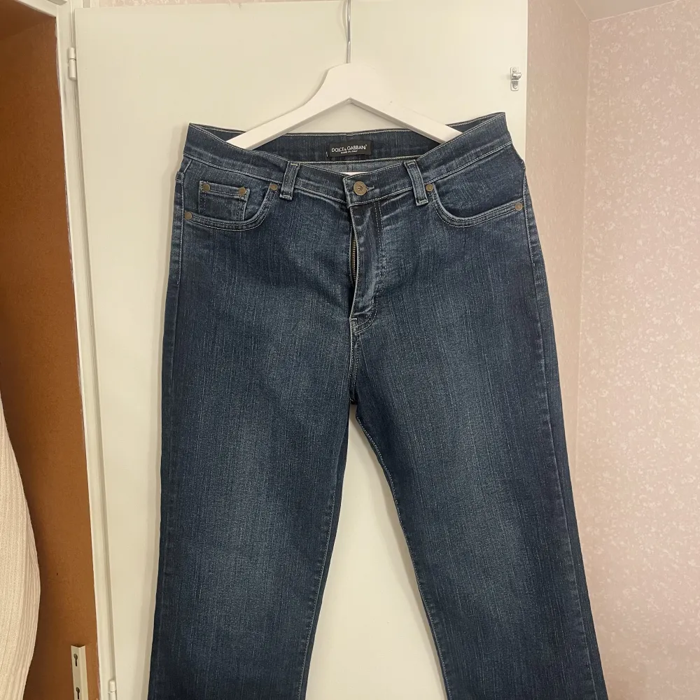 Dolce&gabbana Jeans. Aldrig använt. De är lowaist och storlek 36. Bling detaljer på bakdelens fickor. . Jeans & Byxor.