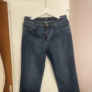 Dolce&gabbana Jeans. Aldrig använt. De är lowaist och storlek 36. Bling detaljer på bakdelens fickor. 