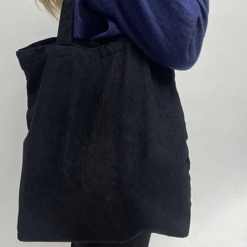 Vi säljer unisex tygväskor i Manchester material. Vår väska har ett innerfack med dragkedja för en lättare organiseringing. Färgerna som finns tillgängliga är forest green och deep black. Väskan kommer att kosta 199 inklusive frakt. Kan ev mötas upp💗. Väskor.