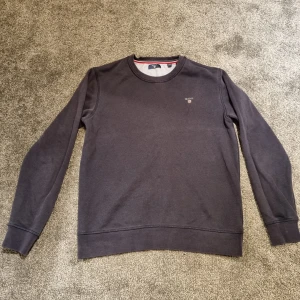 Gant crew neck  - Storlek: 170cm/15 år  Skick: 5/10