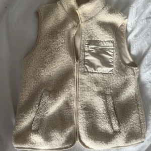 Teddyväst  - Säljer nu jättesnygg slutsåld teddyväst!! Västen är köpt för ca 2 år sedan och säljer den för att jag aldrig har använt den