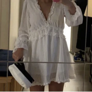 Klänning - Rensade garderoben och såg att jag råkat beställa två likadana klänningar till min student!! Så här en precis likadan som jag sålde innan fast helt ny!!