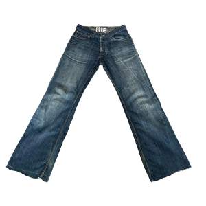 marinblåa baggy jeans från blue blood brand. innerbenslängd 74, midjemått 81