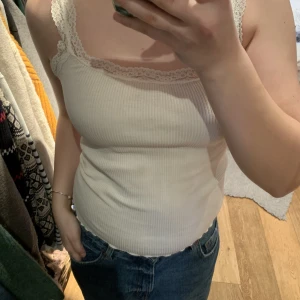 Sött linne - Fint linne från rosmunde perfekt inför sommaren eller för att ha en kofta över💕 Super fina lace detaljer och passar jätte fint