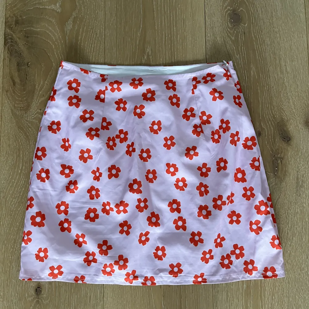 Blommig söt kjol från SHEIN säljer på grund av att den blivit för liten :(. Kjolar.