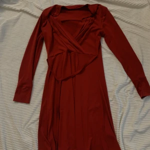 Röd klänning  - Helt ny klänning inte använd. Jättefin för a nightout
