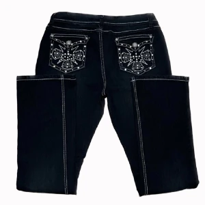 Y2K Jeans - Säljer nu ascoola bootcut jeans ifrån Candy Couture med unika fickor! Strl 38! PS: kolla igenom mitt konto, ni kommer hitta många Y2K och vintage plagg! Midjemåttet: 41cm tvärsöver Innerbenslängden: 80cm 