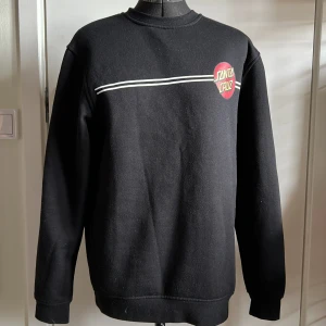 santa cruz sweatshirt! - tjocktröja i perfekt skick från märket santa cruz! Är inte särskilt mycket använd och är riktigt mjuk:) Pris kan alltid diskuteras!