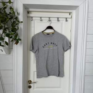 Denna gråa GANT t-shirt köpt från kidsbrandstore för 349kr säljer jag nu för endast 250kr inklusive frakten!🌟