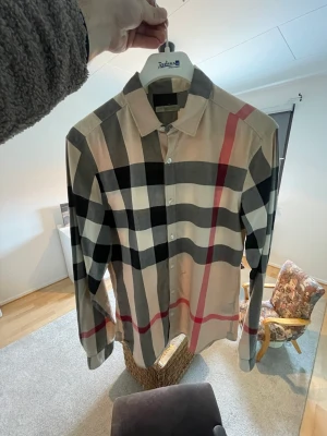 Burberry skjorta - Burberry skjorta storlek M i bra skick 8/10. Äkta såklart, Köpt hos Burberry i köpenhamn Illum ett par år sen. 