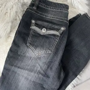Riktigt coola jeans med unika detaljer på fickorna både fram och bak. Köpta secondhand men är för stora för mig tyvärr. 