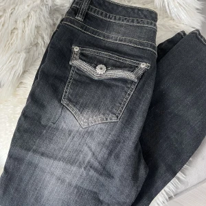 Coola jeans - Riktigt coola jeans med unika detaljer på fickorna både fram och bak. Köpta secondhand men är för stora för mig tyvärr. 