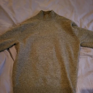 Beige stickad tröja - Skön o snygg stickad tröja från weekday, använd fåtal gånger så mycket bra skick. Nypris: 500 Mitt pris: 100