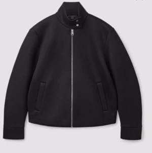 Jacka  - Säljer min fina fina kappjacka ifrån COS, då den inte använd längre! Egna bilder går att få, superfint skick och passar till allt!! Allt ska bort så paketpris samt prisförslag går super!❤️