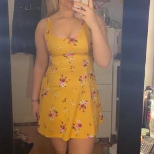 Gul klänning  - Säljer denna fina gula klänning då den inte passar längre.