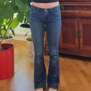 Så snygga levi's jeans som är tyvärr för små för mig :,) Bra i längd för mig som är 160-162. Midjemåttet 75 och 76 cm innerbenslängd. Flera bilder kan skickas privat! 