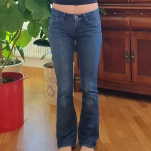 Levi's bootcut jeans!  - Så snygga levi's jeans som är tyvärr för små för mig :,) Bra i längd för mig som är 160-162. Midjemåttet 75 och 76 cm innerbenslängd. Flera bilder kan skickas privat! 