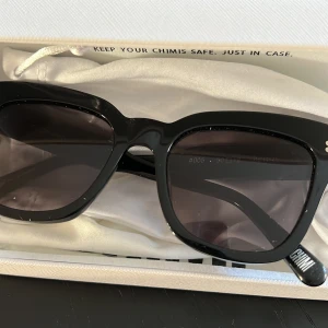 Chimi s - Chimi solglasögon 005 i färgen Berry