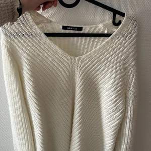 Stickad vit tröja  - Stickad från Gina. Fint skick!