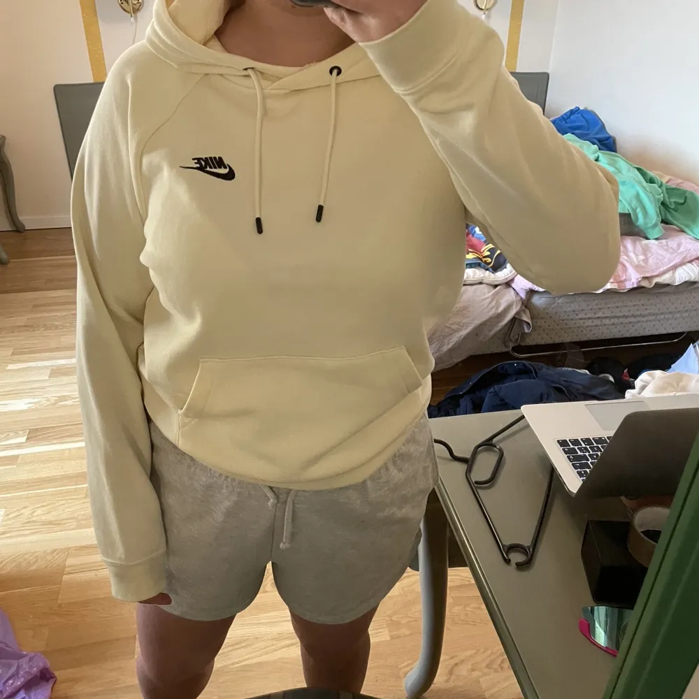 Hoodie från Nike! Härlig ljus gul färg!  Storlek L dam, så sitter nog snyggt oversized på en S. Men sitter som sagt inte så tight på mig heller som är en M normalt. Använd Mac 2/3ggr så i väldigt bra skick! Frakt 69kr spårbart!. Hoodies.