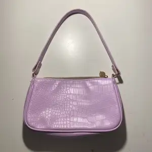 En fin liten lila handväska ! super fin men säljs pga att den inte kommer till användning 💓 använd ett par få gånger men är i super bra skick!!