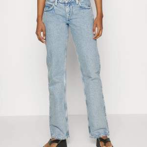 Säljer dessa trendiga weekday jeans för att de var lite för stora för mig💞det är använda någon gång men ser helt nya ut🌟skriv i dm för fler bilder!! Pris kan diskuteras 