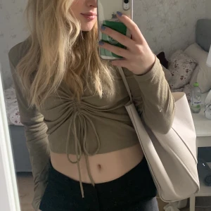 Topp med snörning - Topp med dragskosnörning från Gina Tricot💕💕